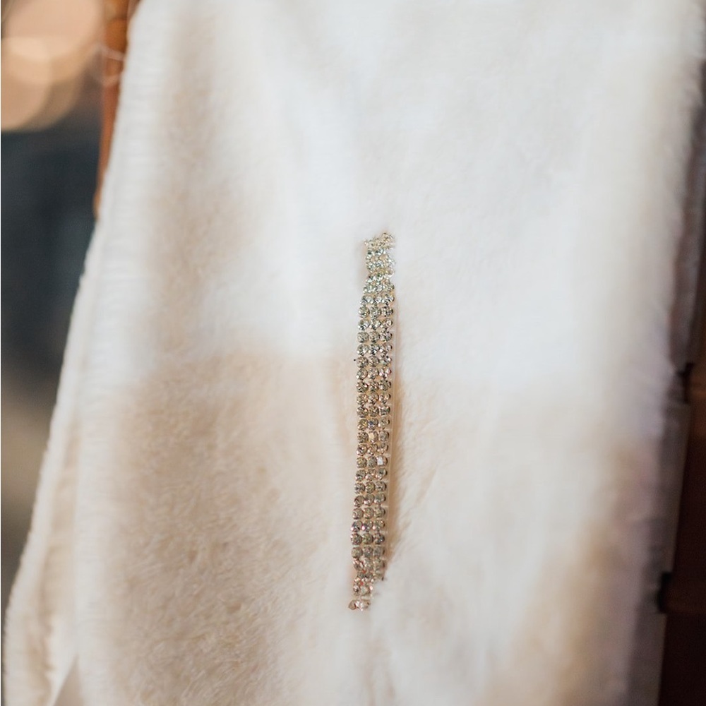 Adrianna Pappel white faux fur shawl OS